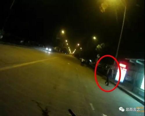 吃瓜假装擦车,意外走红网络