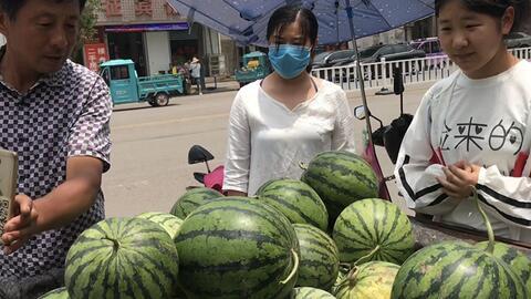 乡下吃瓜大妈,大妈的乡村生活剪影