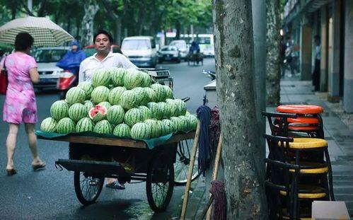 榕城沿江路吃瓜,瓜果飘香，美食汇聚的休闲天堂